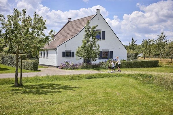 Buitenkant - Boerderij in Limburg met Sauna & Whirlpool in Roggel (1)