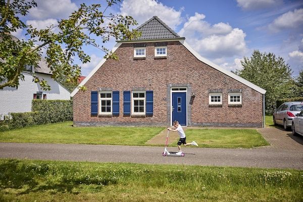 Buitenkant - Boerderij in Limburg met Zwembad in Roggel (1)
