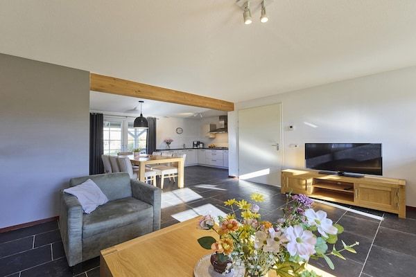 Woonkamer - Boerderij in Limburg met Zwembad in Roggel (2)