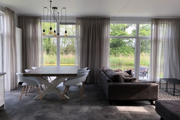 De eetkamer van Vakantiepark Mölke 19 in Zuna