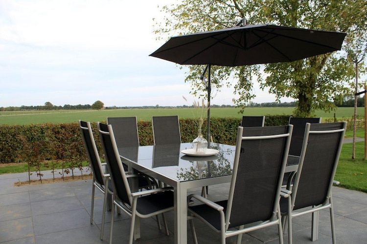 Het terras van Villa Grenszicht in Megchelen