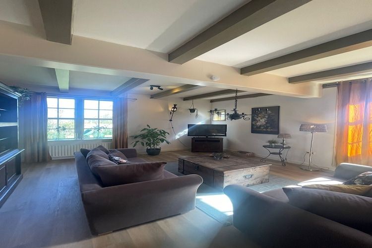 De woonkamer van Vakantiewoning - Oranjezon 4p in Vrouwenpolder