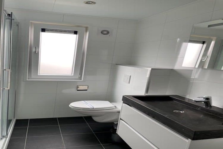 De badkamer van Pavilion l'etage 44 in Kaatsheuvel