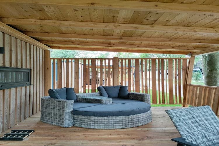 Het terras van Cottage 4 in Kaatsheuvel