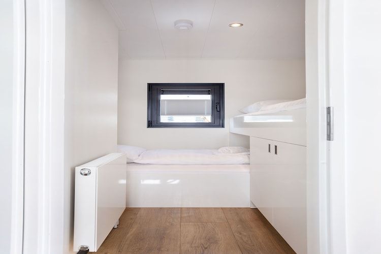 Een slaapkamer van Houseboat Agua Dolce in Offingawier