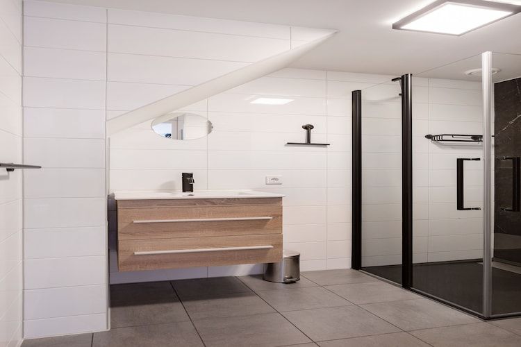 De badkamer van Paviljoenwei 12-24 - begane grond in Offingawier