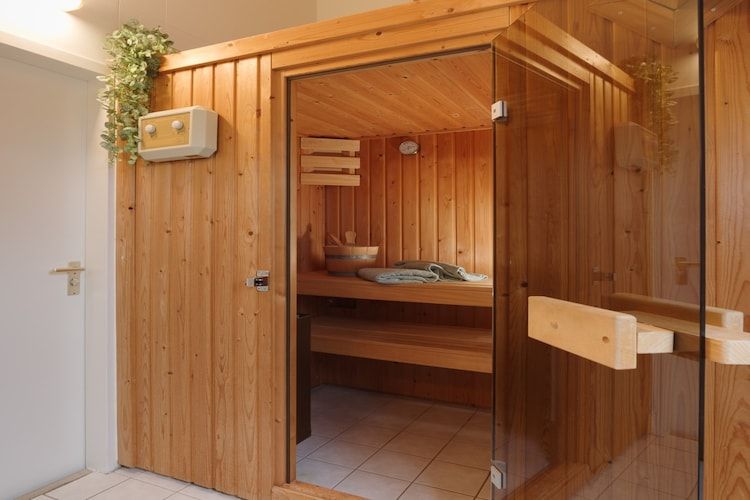 De badkamer van Villapark De Oesterbaai 111 in Wemeldinge