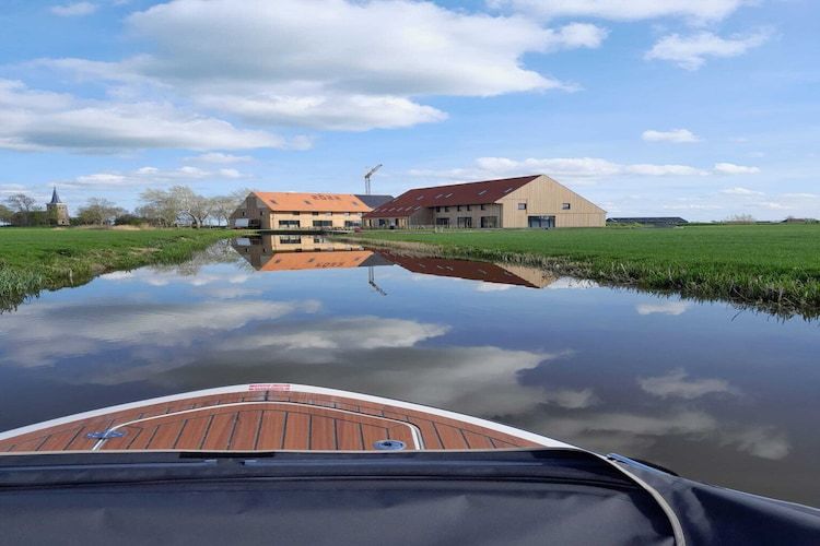 De buitenkant van Friese villa in Leons in Leons
