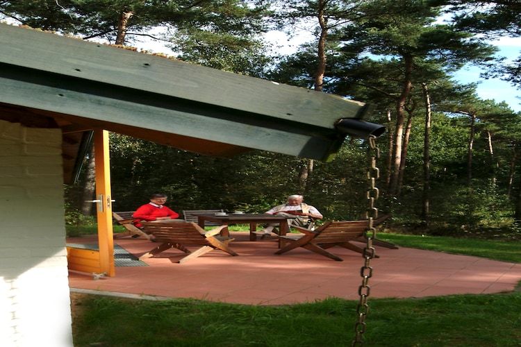 Het terras van Vakantiepark Herperduin 6 in Herpen